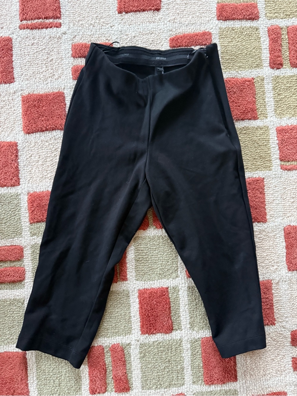 SKIMS Black capris